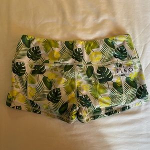 Fleo shorts- L